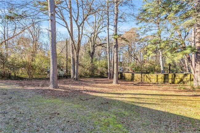 Building Photo - 948 Sycamore Dr