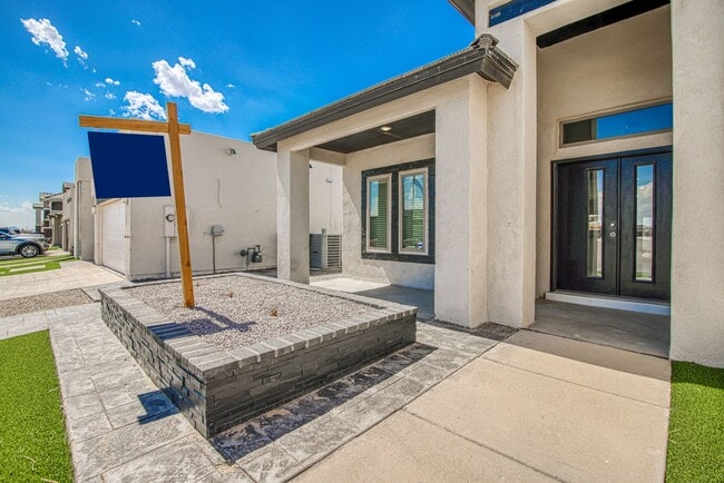 Building Photo - Beautiful  House 3 beds/3 baths. This Prop...