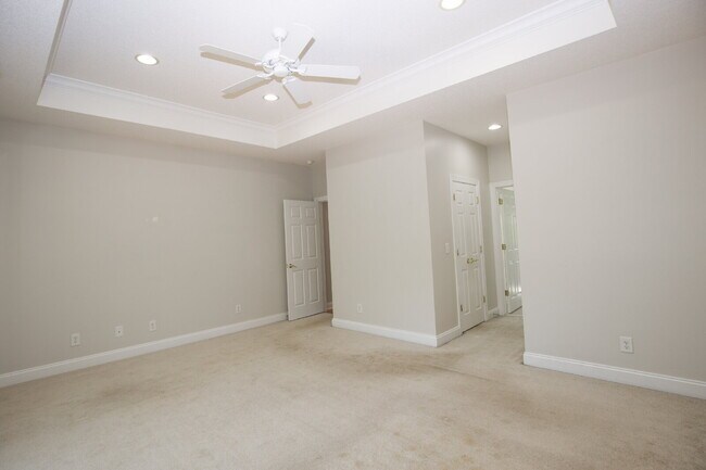 Building Photo - "Spacious 3-Bedroom Retreat with 3200 Sq Ft of Comfort in Seven Lakes!"