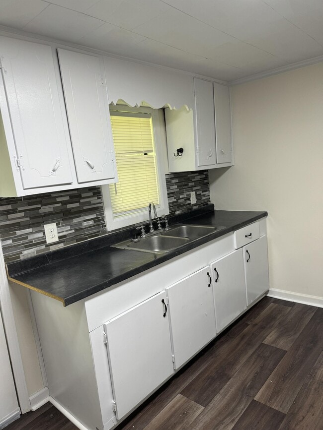 Building Photo - 2708 Dogwood Cir
