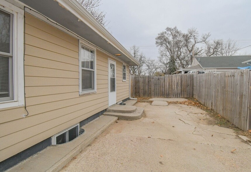 Building Photo - 306 S Chicago Ave