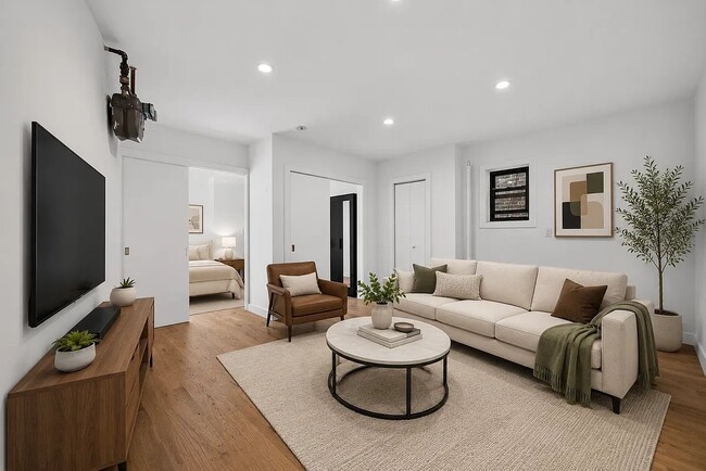 Building Photo - 406 W 39th St