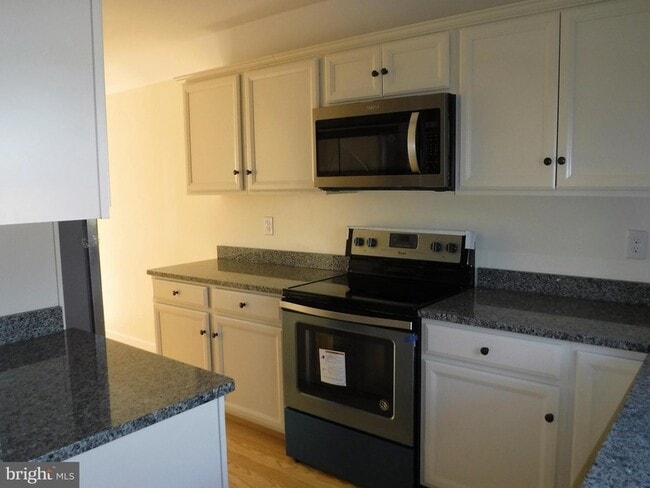 Building Photo - 756 Wiltshire Rd