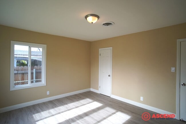 Building Photo - Adorable 4 Bedroom Bungalow!