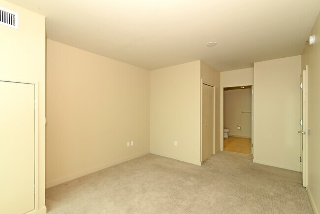 Building Photo - 425 1st St