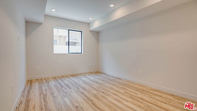 Building Photo - 1540 S Hayworth Ave
