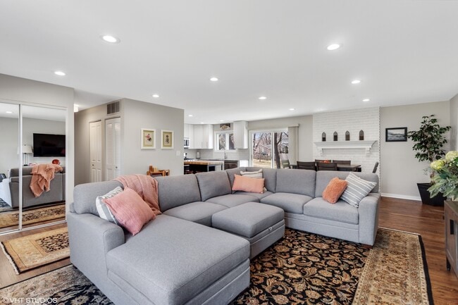 Building Photo - 1915 Farmington Ct