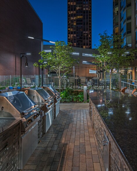 Building Photo - 1064 N Dearborn St