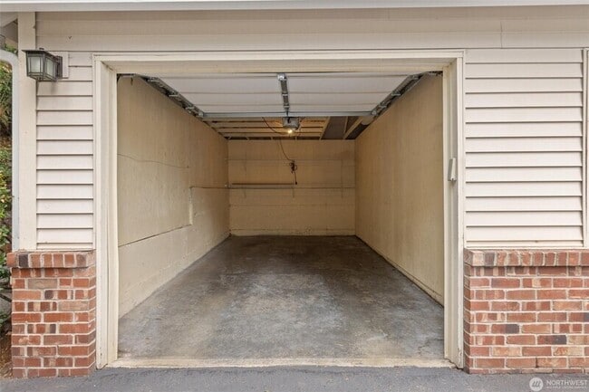 Building Photo - 10909 Avondale Rd NE