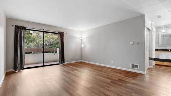 Building Photo - Beautiful Remodeled Adams Point Condo