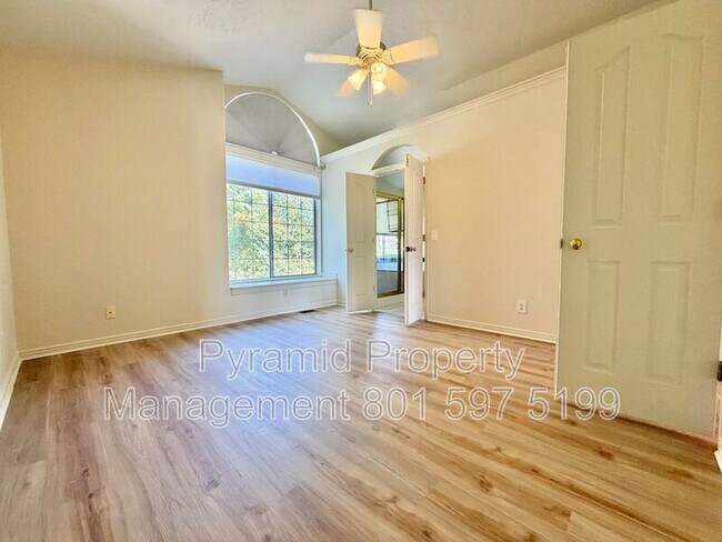 Building Photo - 717 E Hundley Hvn Cir
