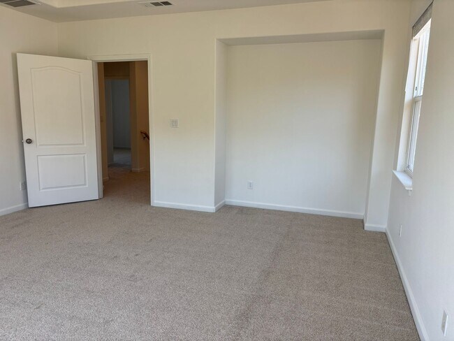 Building Photo - Spacious 4 bed/3 bath home in San Ramon
