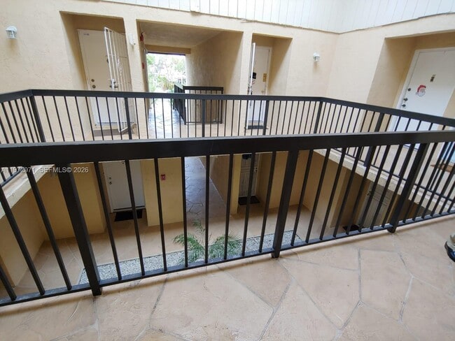 Building Photo - 690 W Park Dr