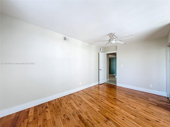 Building Photo - 401 N Riverside Dr