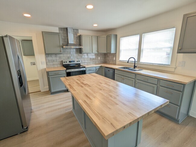 Building Photo - 108 Brown St