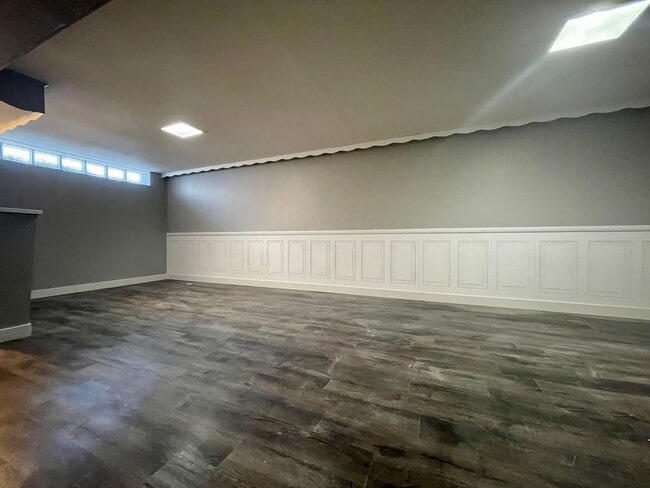 Building Photo - 505 W 70th St