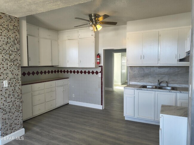 Building Photo - 714 N San Marcial St