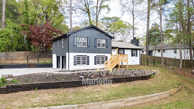 Building Photo - 651 Inglis Dr S E