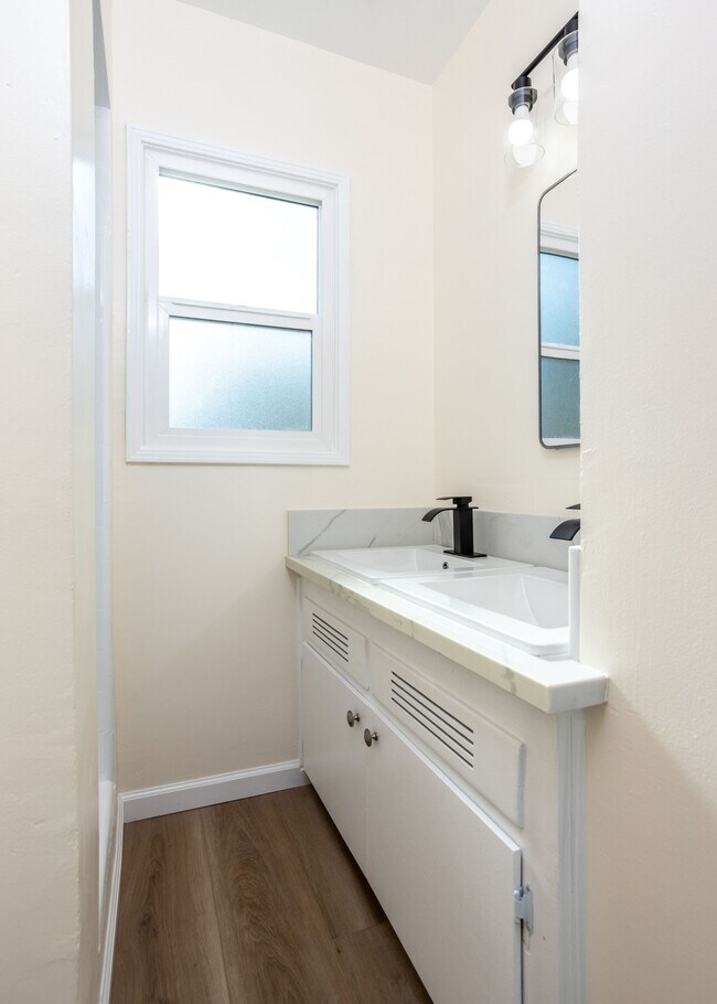 Building Photo - 312 S Myrtle St