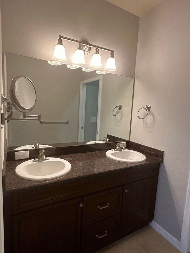 Building Photo - Sublease!   Lovely End Unit in Villas of West End LOOK!