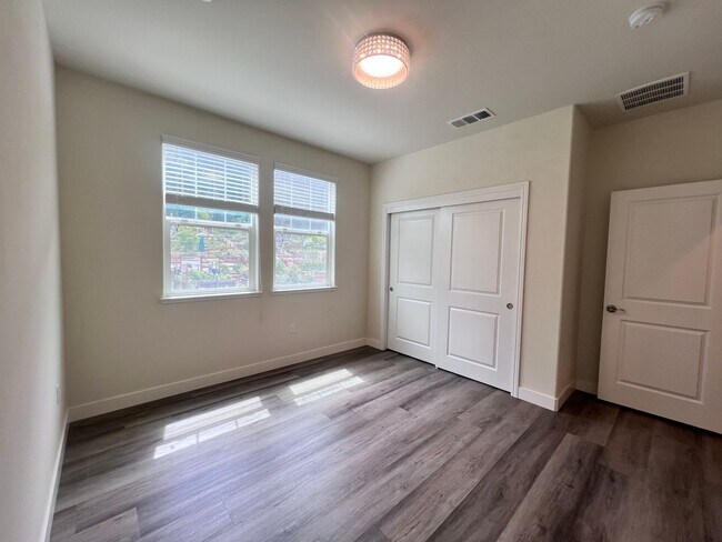 Building Photo - STUNNING 4BD/2.5BA TOWNHOUSE IN WALNUT CREEK!!!