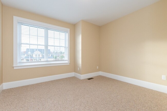 Building Photo - 15 Hialeah Ln