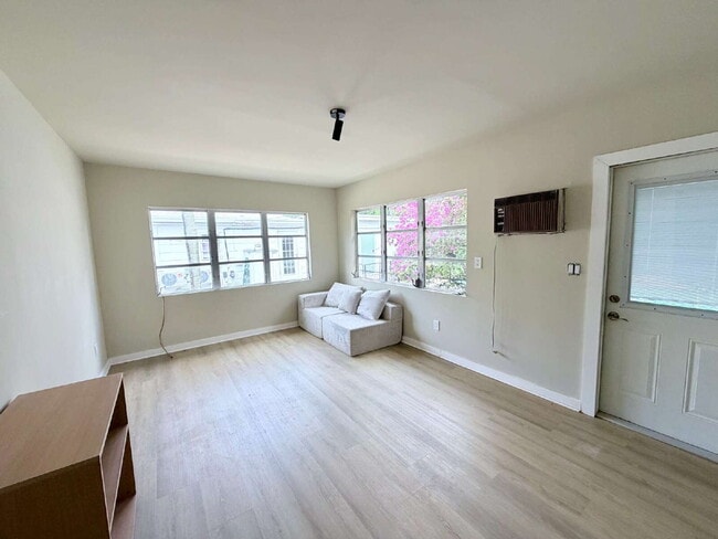 Building Photo - "Spacious 2-Bed, 2-Bath Oasis in Lake Worth Beach - Your Perfect Retreat Awaits!"