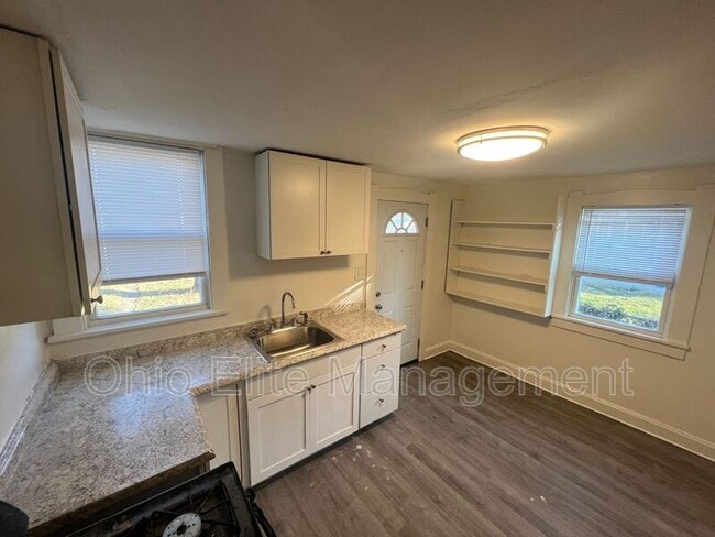 Building Photo - 898 E 13th Ave