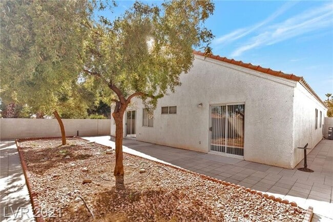 Building Photo - Fresh & Clean Single-Story Home in Gated C...