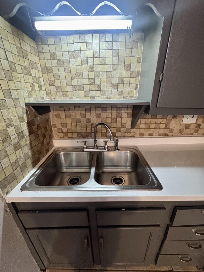 Building Photo - Fresh, Comfortable & Easy to Show!