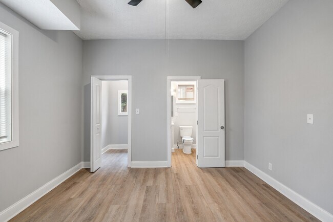 Building Photo - 2224 N Kenwood Ave