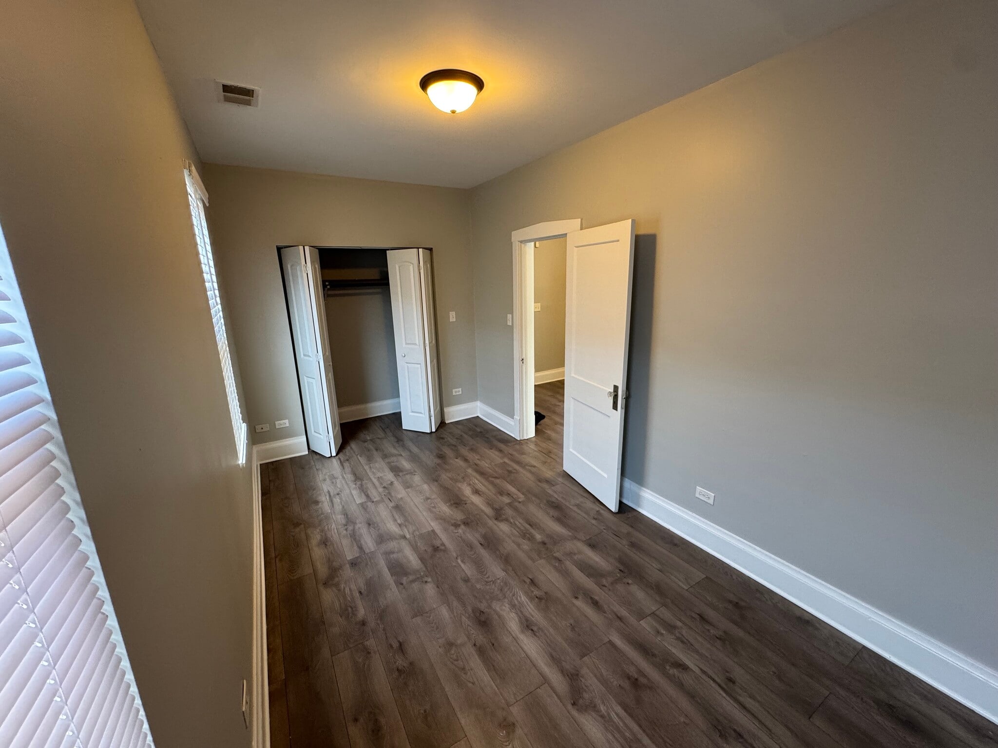 Building Photo - 5410 W Wrightwood Ave