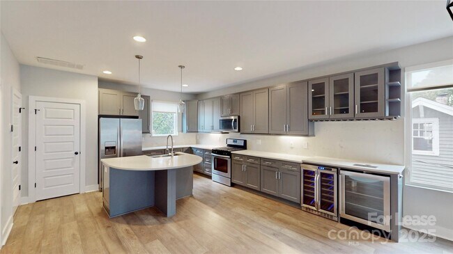 Building Photo - 208 Walnut Ave