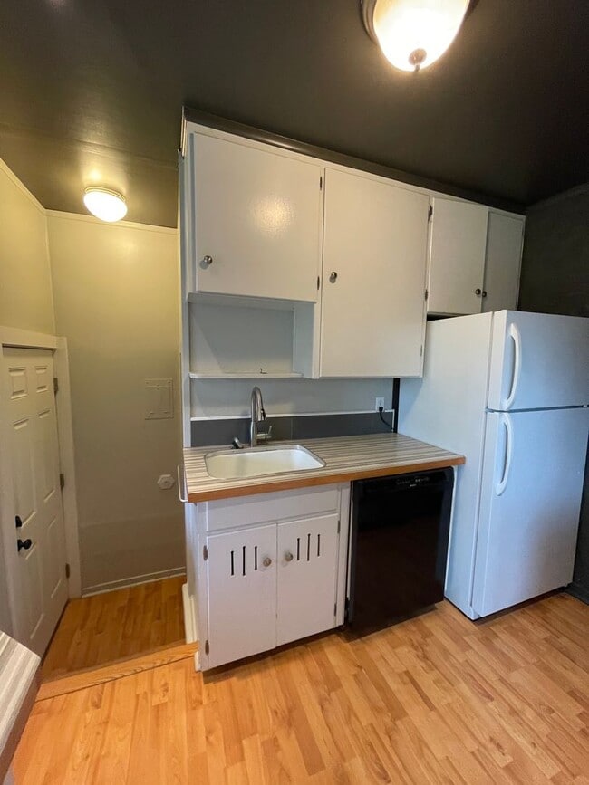 Building Photo - 2 bd., 1 bath with extra bonus finished ba...