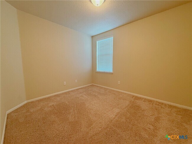 Building Photo - 941 Pinewood Dr