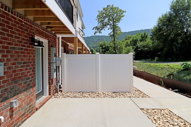 Building Photo - Dog-Friendly End-Unit Apartment