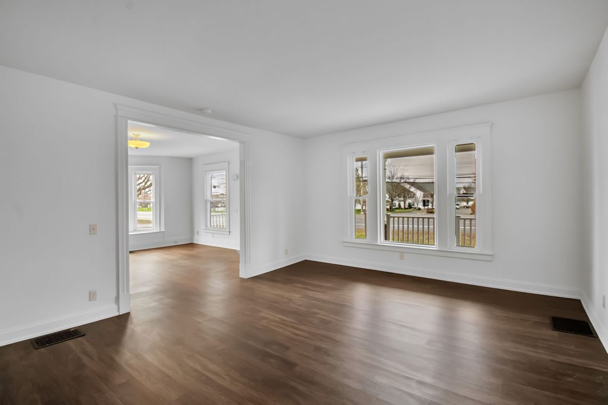 Building Photo - 5849 Broadway, 8