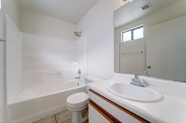 Building Photo - Desirable North Phoenix  Home with 1 Downs...