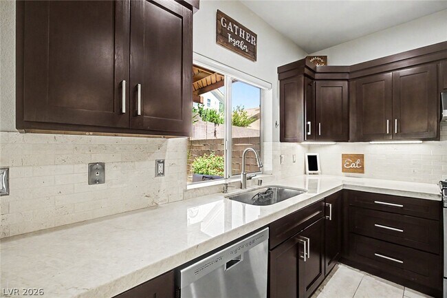 Building Photo - 2025 Shining Feather Ln
