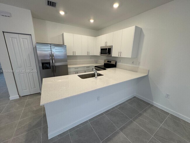 Building Photo - 635 SE 13th St Cir