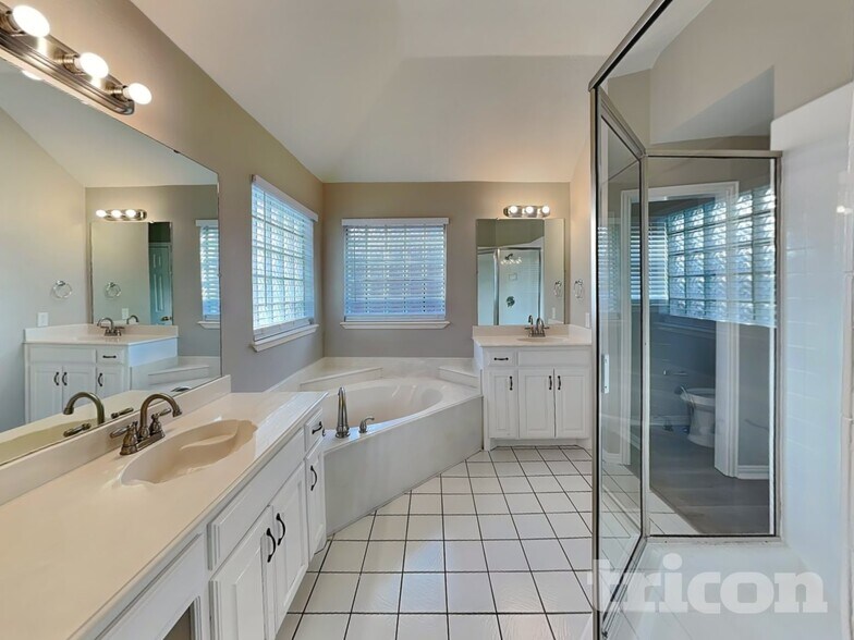 Building Photo - 709 W Park Dr