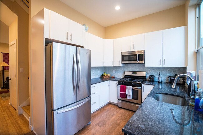 Building Photo - Graduate Hospital Three Bedroom Home