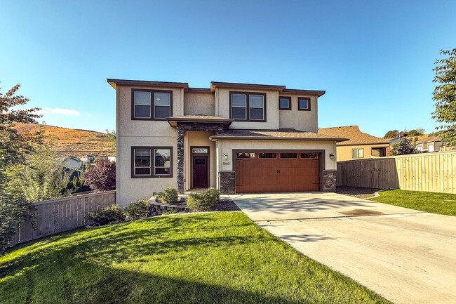 Primary Photo - Beautiful 4-Bedroom House with Large Backy...