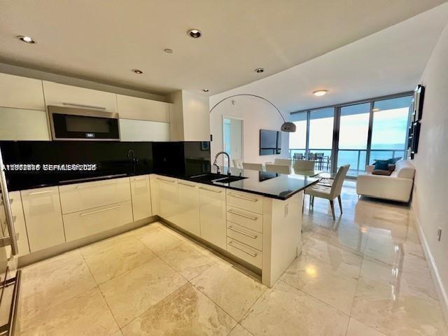 Building Photo - 17121 Collins Ave
