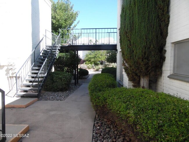 Building Photo - 8450 E Old Spanish Trail