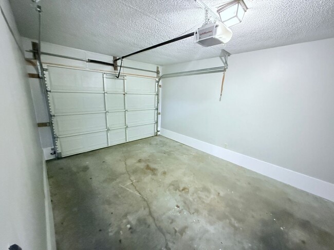 Building Photo - 1001 Creekside Pl