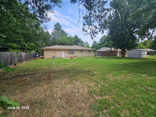 Building Photo - PRELEASING for Mid-July 2026! (3) Bed/(1.5) Pet Negotiable!