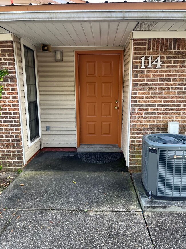 Building Photo - Classic Manor