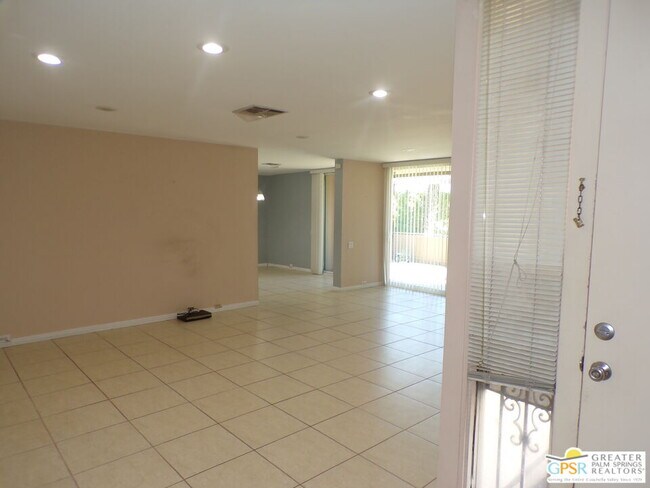 Building Photo - 2559 Whitewater Club Dr