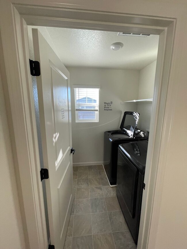 Building Photo - Beautiful 4 bed 2.5 bath in Sacramento!